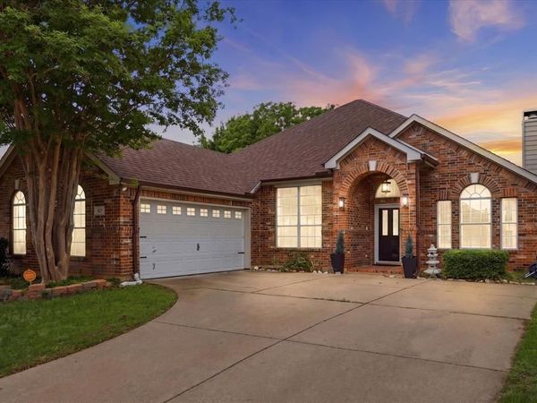 520 E Sandra Lane, Grand Prairie, TX 75052