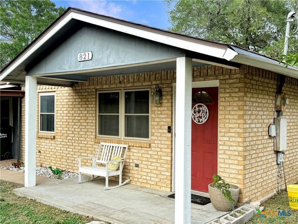 821 S Mill Street , Flatonia, TX 78941