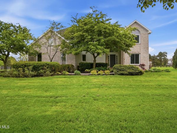 319 Valley Lane, Perrysburg, OH 43551
