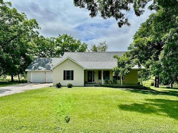 13830 E E Musket Road, Nevada, MO 64772