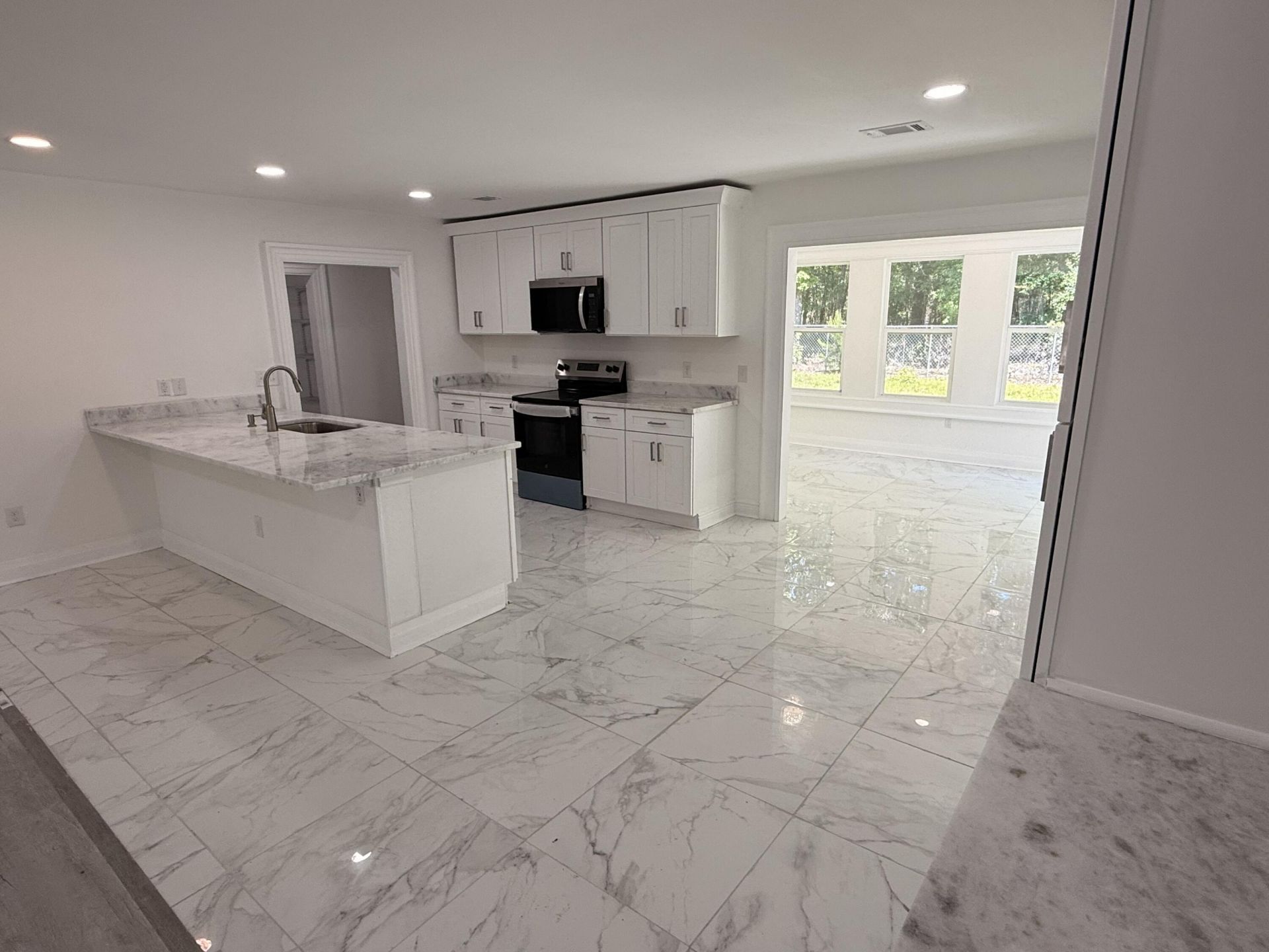 2952 Nantuckett Avenue Photo 4