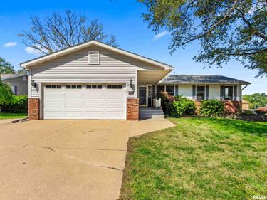 1415 N PARKWAY Drive, Pekin, IL 61554