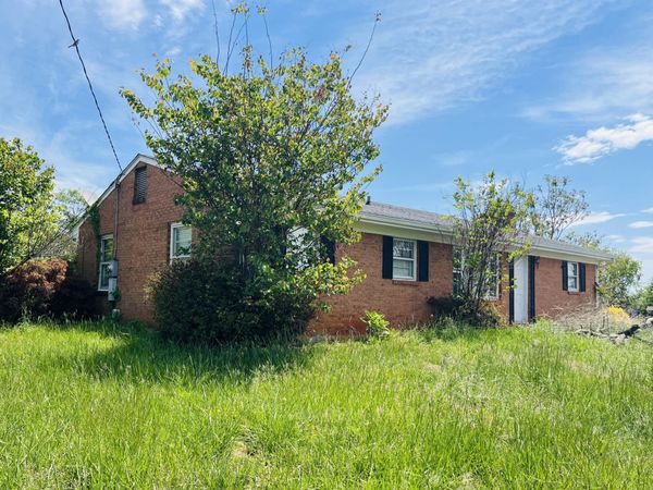 514 Farmer LN, Vinton, VA 24179