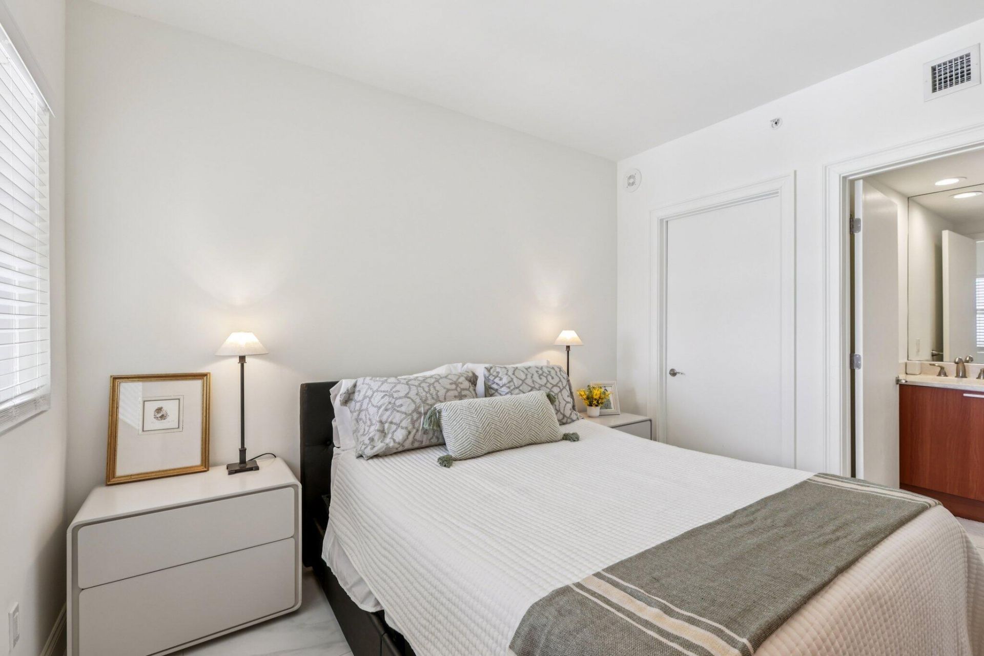 2640 Lake Shore Drive, Unit 2008, Riviera Beach, FL 33404 Photo