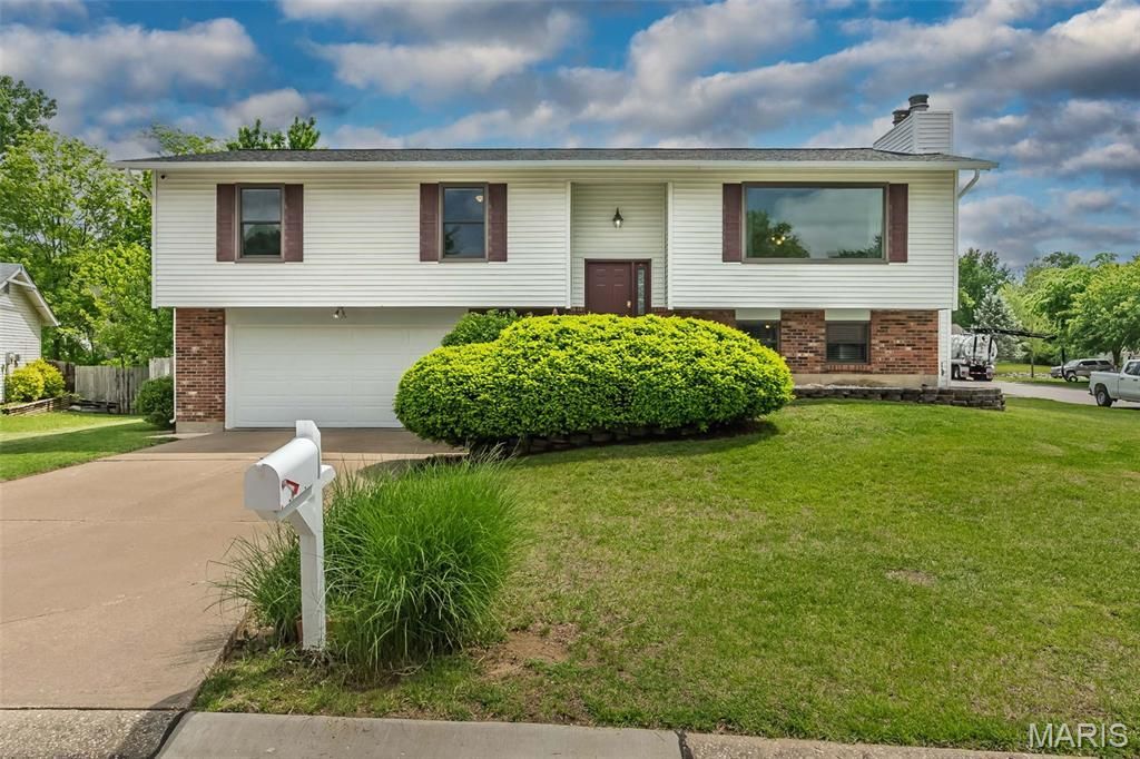799 Bear Mountain Drive , Saint Peters, MO 63376 Main Photo