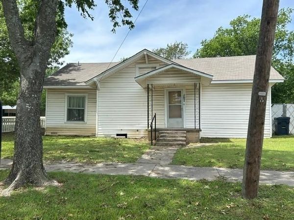 107 S Sears Street, Whitewright, TX 75491