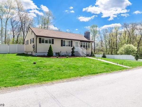 586 Clearview Dr, Hampton, NJ 07860