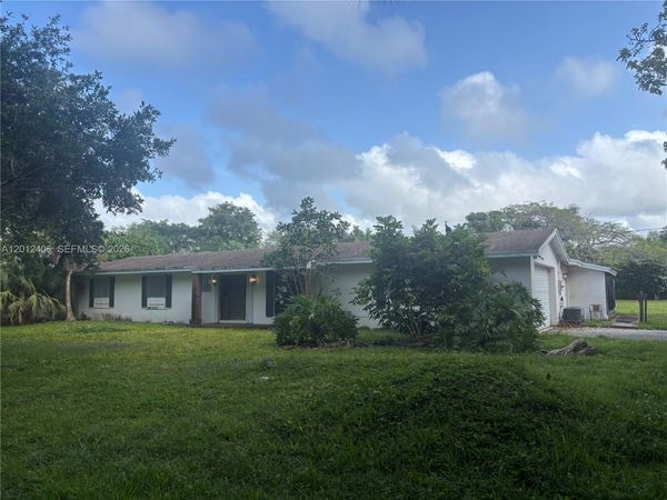 9290 SW 104th St , Miami, FL 33176
