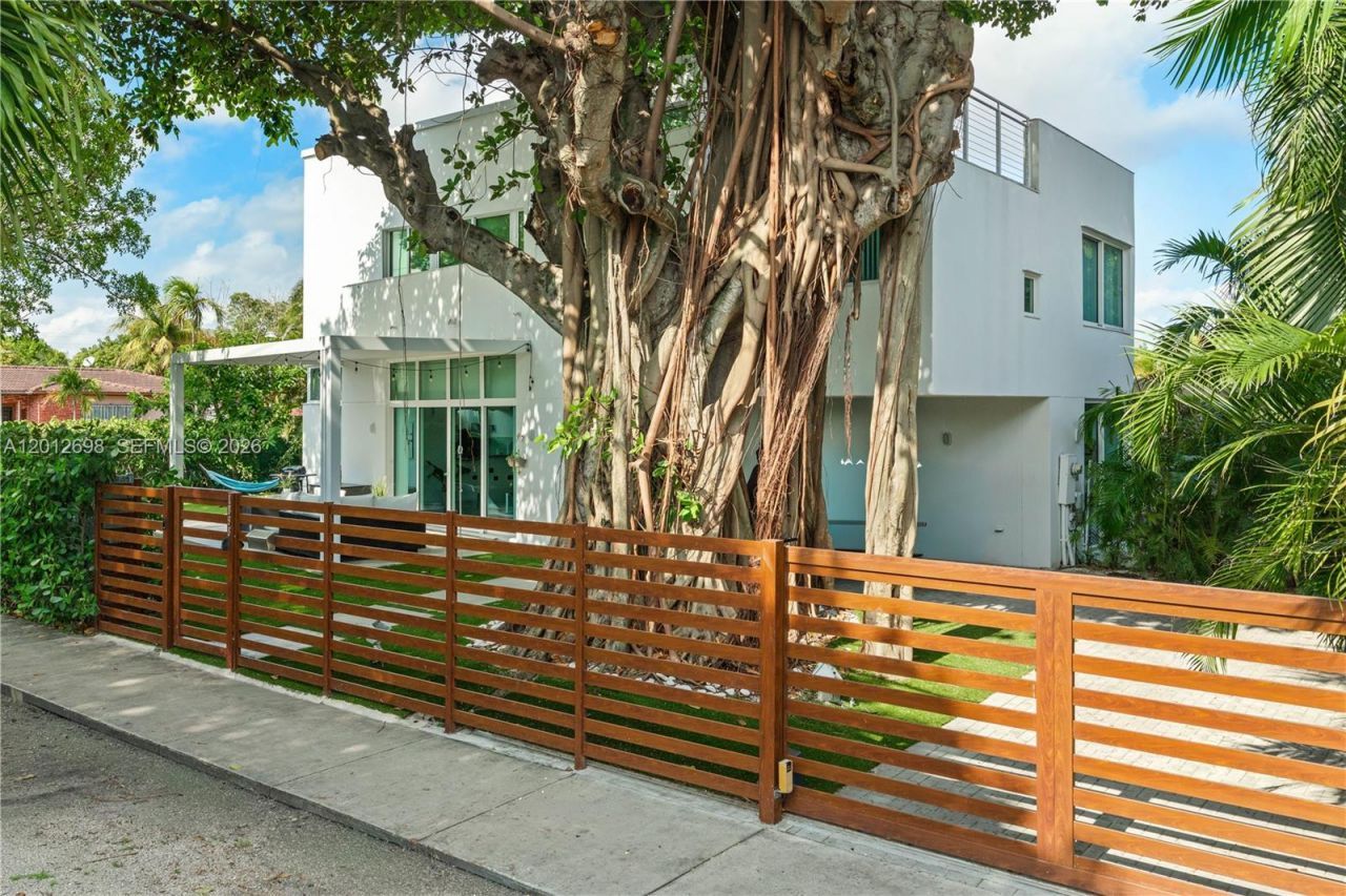 1898 SW 17th St, Miami, FL 33145 Photo