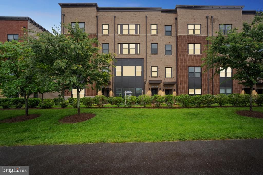 44764 Tiverton Square, Ashburn, VA 20147 Main Photo