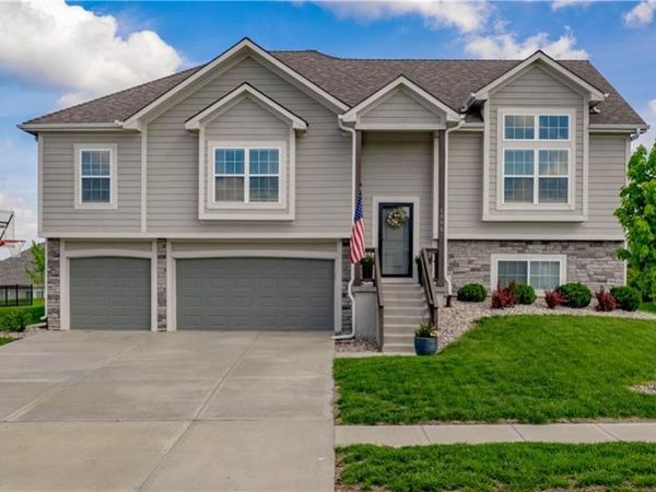 1005 SE Wood Ridge Court, Blue Springs, MO 64014