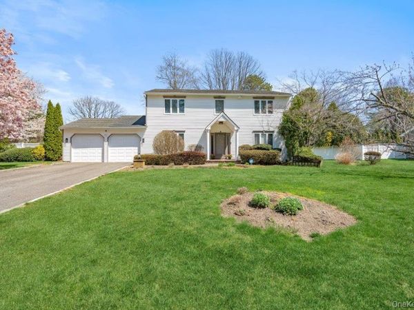 18 Lincoln Avenue , Dix Hills, NY 11746