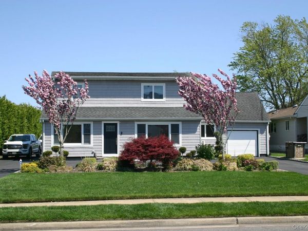 121 Ocean Avenue , Massapequa, NY 11758