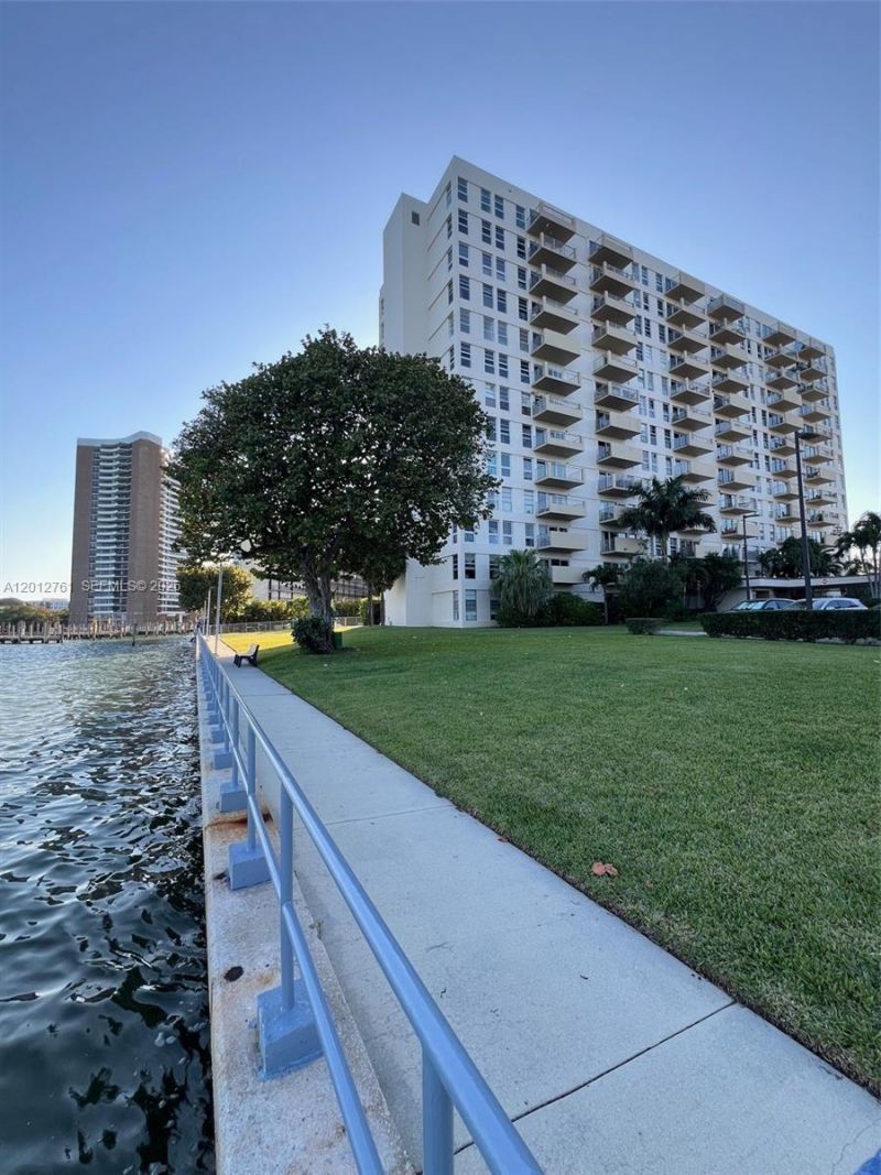 880 NE 69th St , Unit 11M, Miami, FL 33138 Photo