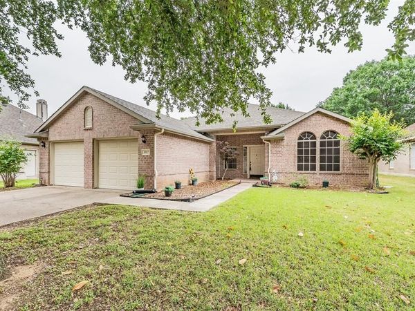 3917 Larkspur Drive, Haltom City, TX 76137