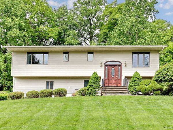 8 Medford Place, Nanuet, NY 10954