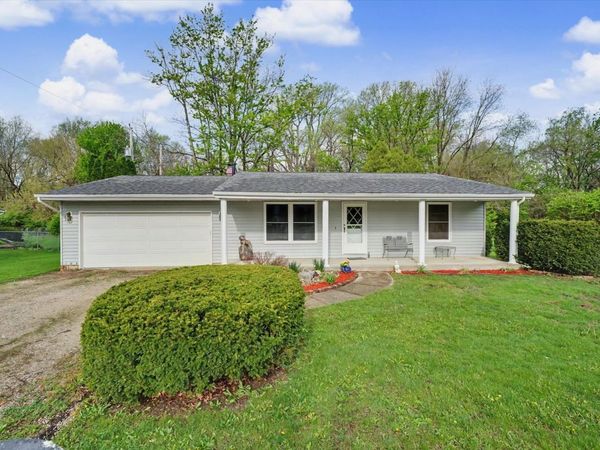 105 S Meadowhill Lane , Mahomet, IL 61853