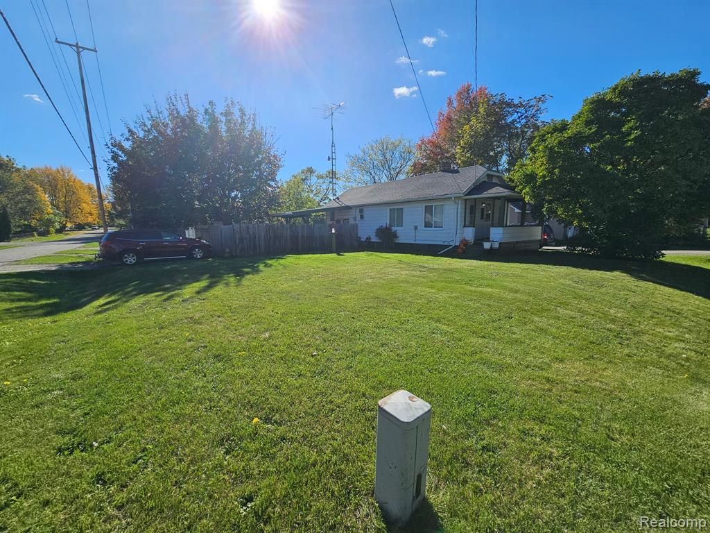 1097 W Buder Avenue, Flint Township, MI 48507 Main Photo