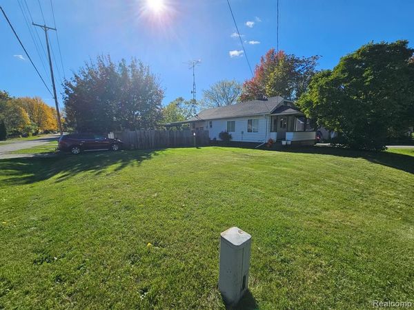 1097 W Buder Avenue, Flint Twp, MI 48507