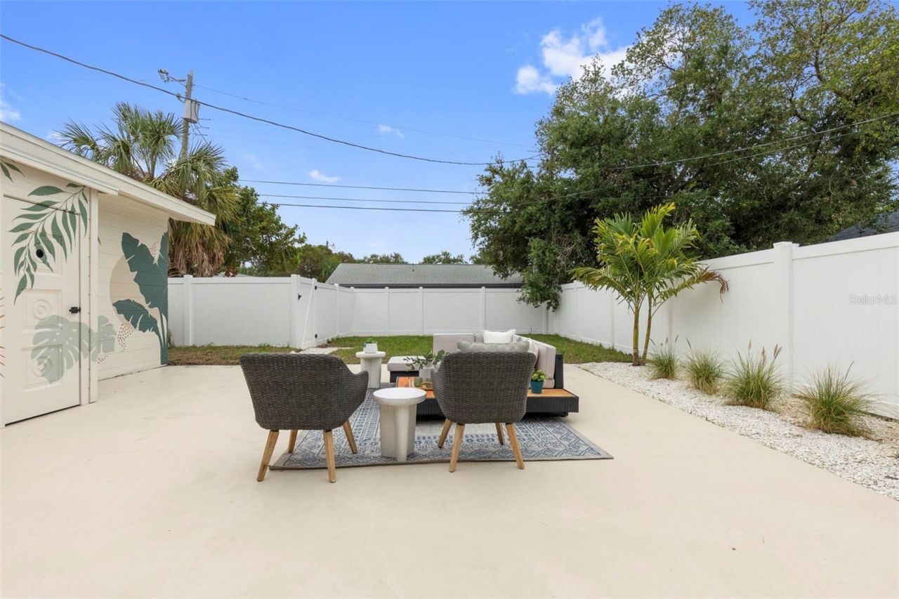 7042 Dartmouth Avenue N, Saint Petersburg, FL 33710 Photo