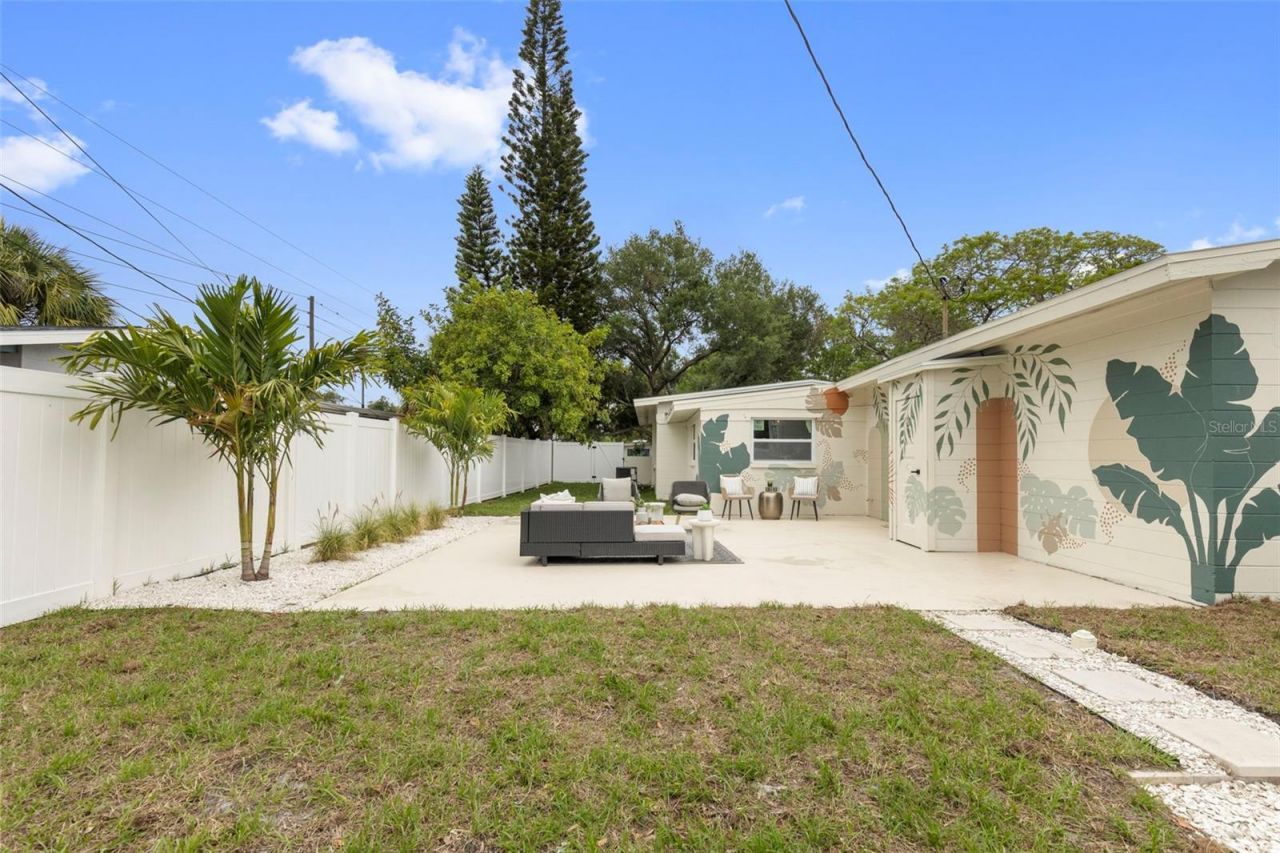 7042 Dartmouth Avenue N, Saint Petersburg, FL 33710 Photo