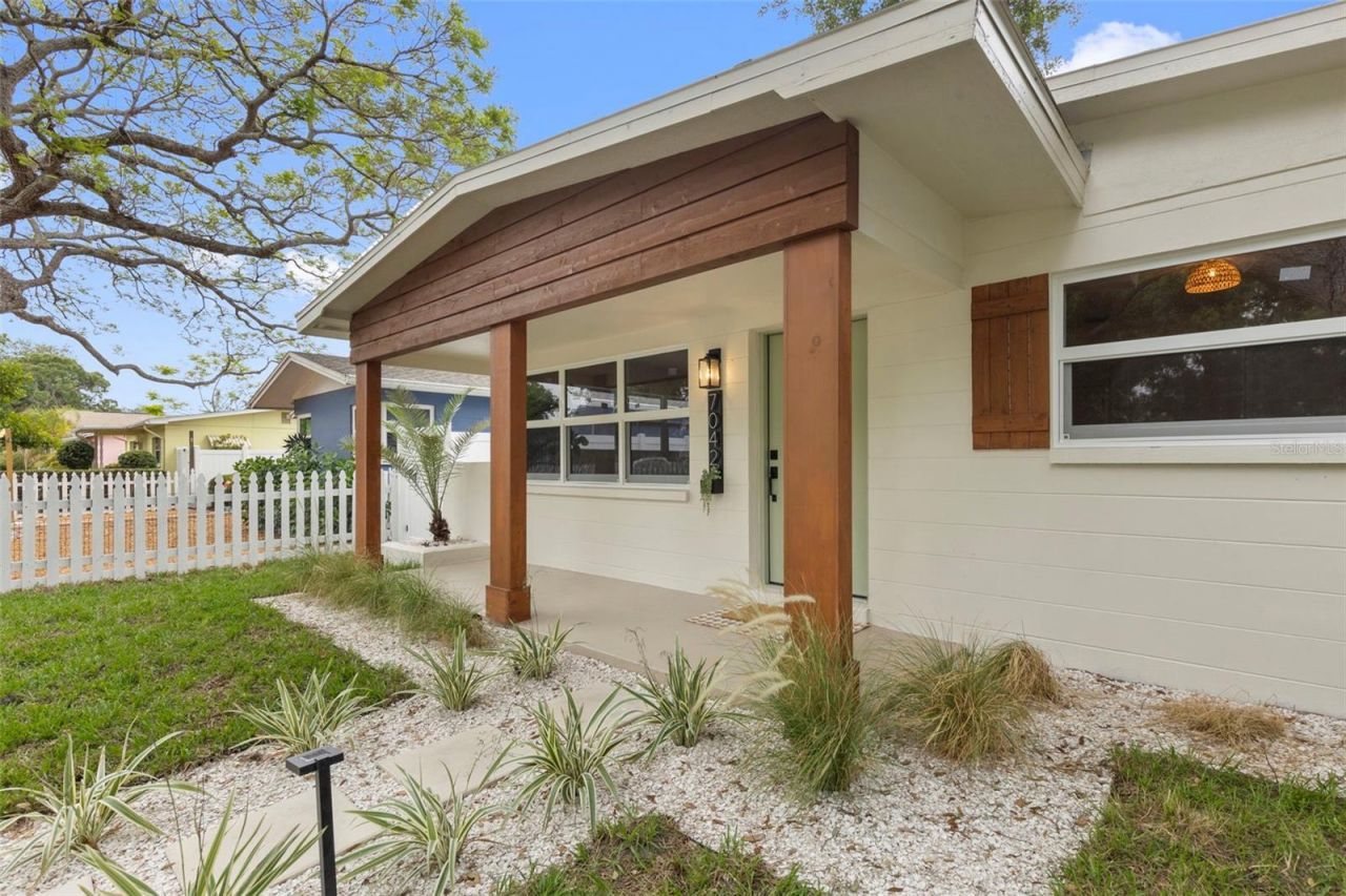 7042 Dartmouth Avenue N, Saint Petersburg, FL 33710 Photo