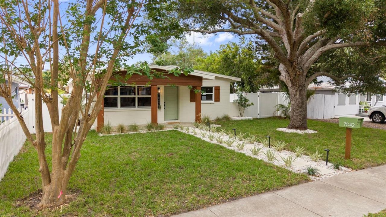 7042 Dartmouth Avenue N, Saint Petersburg, FL 33710 Photo