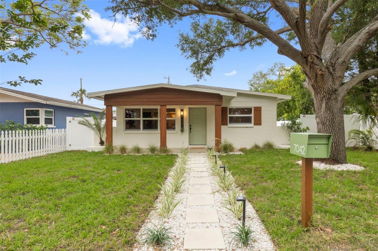 7042 Dartmouth Avenue N, Saint Petersburg, FL 33710 Photo