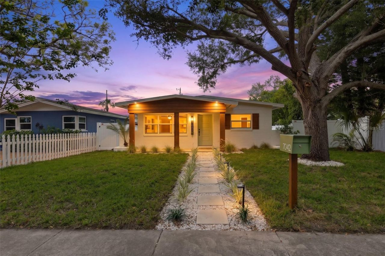 7042 Dartmouth Avenue N, Saint Petersburg, FL 33710 Photo