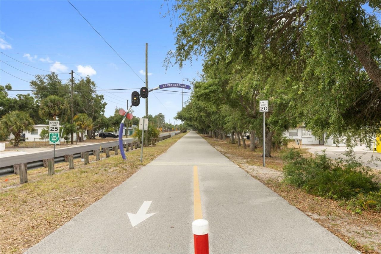 7042 Dartmouth Avenue N, Saint Petersburg, FL 33710 Photo