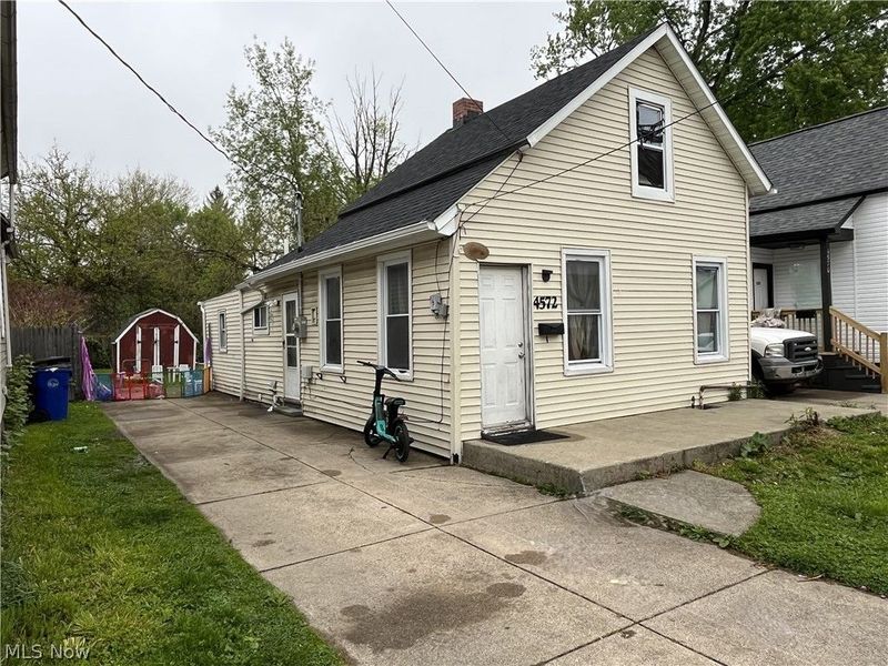 4572 Niessen Court, Cleveland, OH 44109 Photo 3