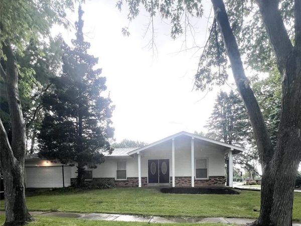5891 Sir Edward Lane, Florissant, MO 63033
