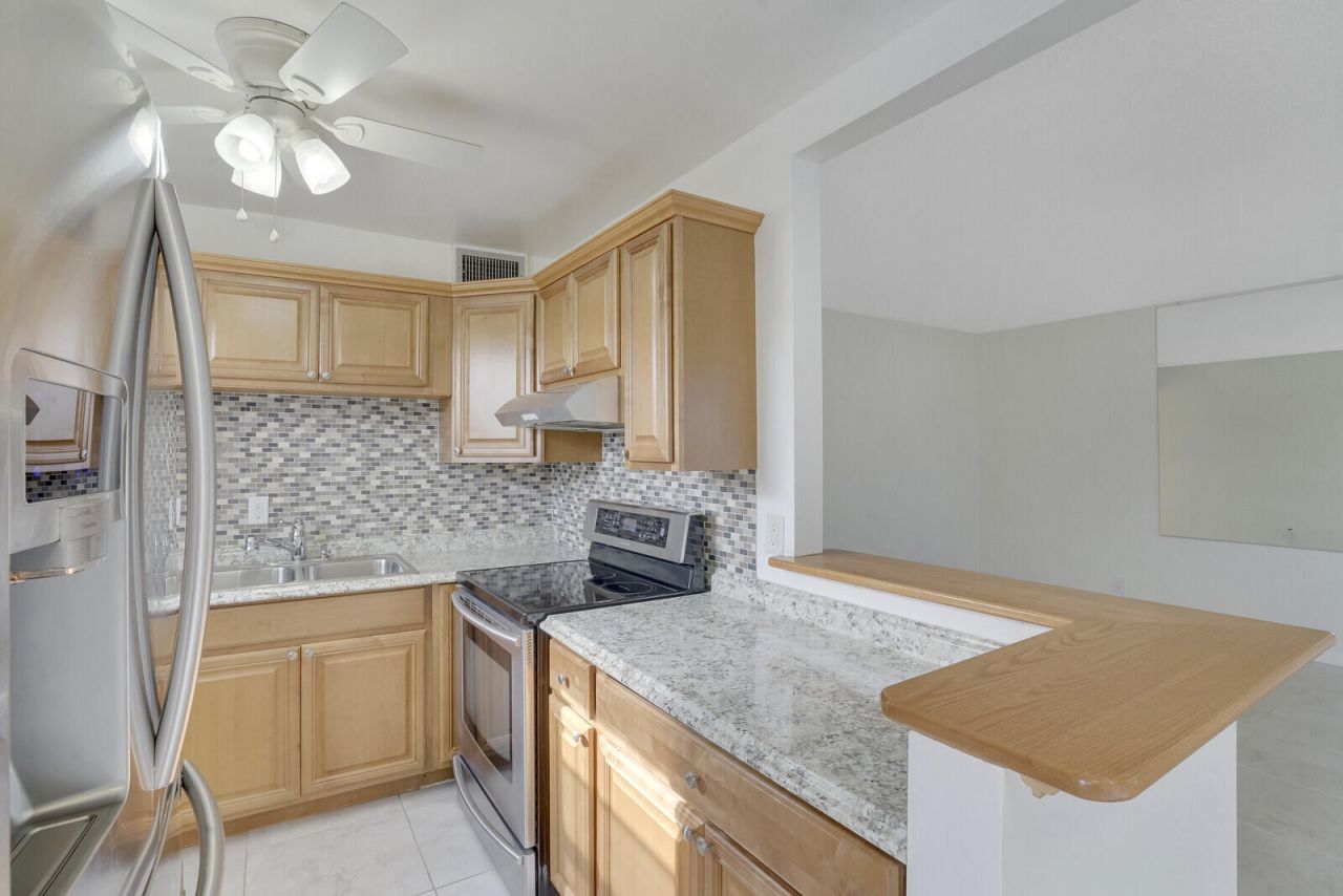 136 Somerset G, West Palm Beach, FL 33417 Photo