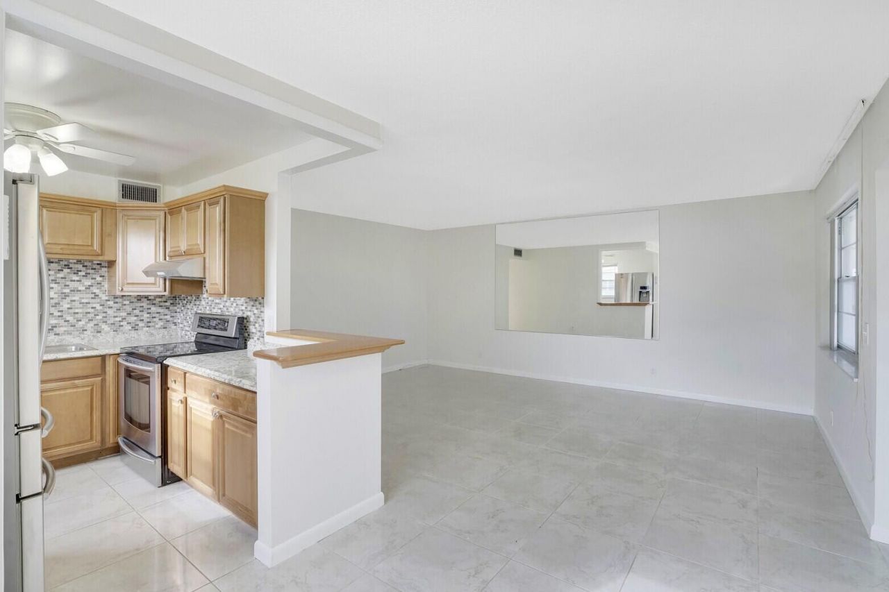 136 Somerset G, West Palm Beach, FL 33417 Photo