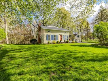 1081 E Tienken Road N, Rochester Hills, MI 48306