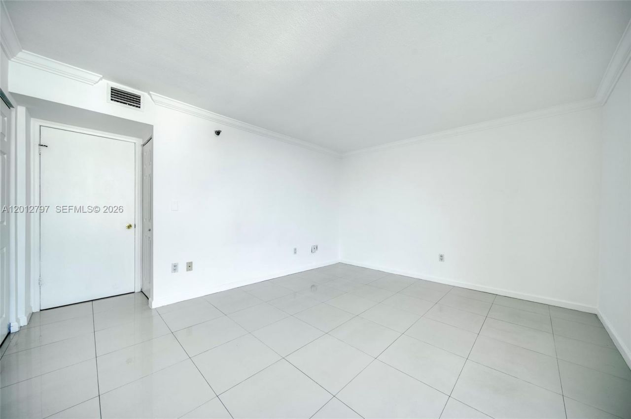 7933 West Dr , Unit 817, North Bay Village, FL 33141 Photo