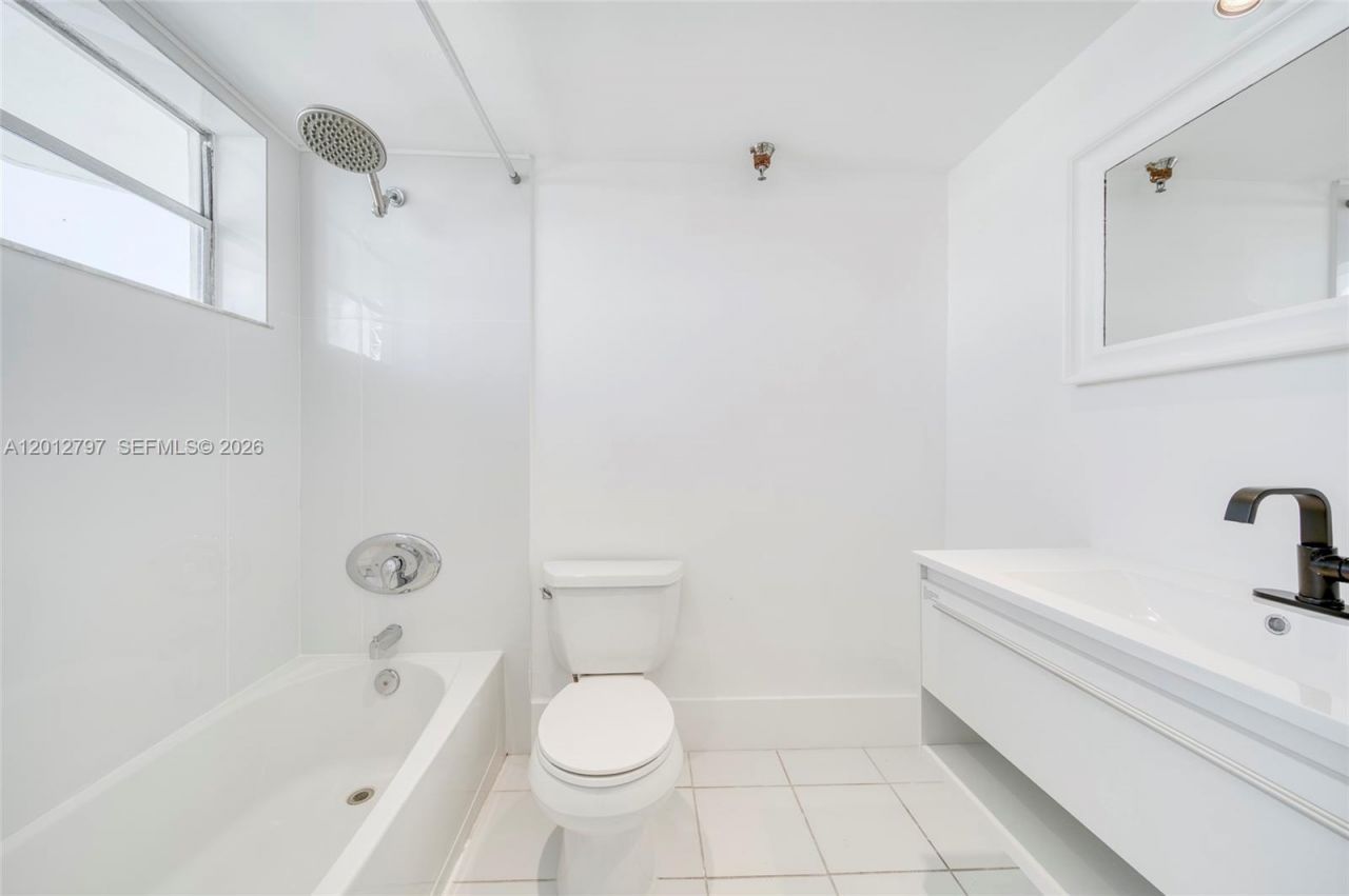 7933 West Dr , Unit 817, North Bay Village, FL 33141 Photo