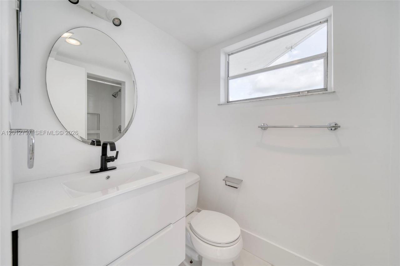7933 West Dr , Unit 817, North Bay Village, FL 33141 Photo