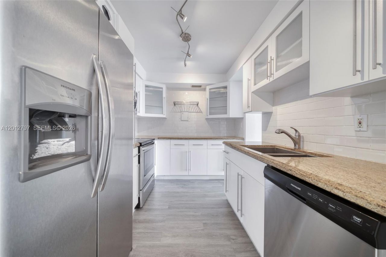 7933 West Dr , Unit 817, North Bay Village, FL 33141 Photo
