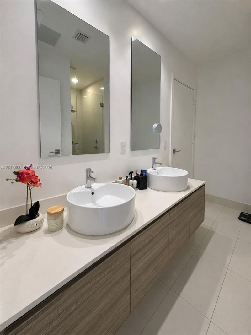 121 NE 34th St, Unit L601, Miami, FL 33137 Photo