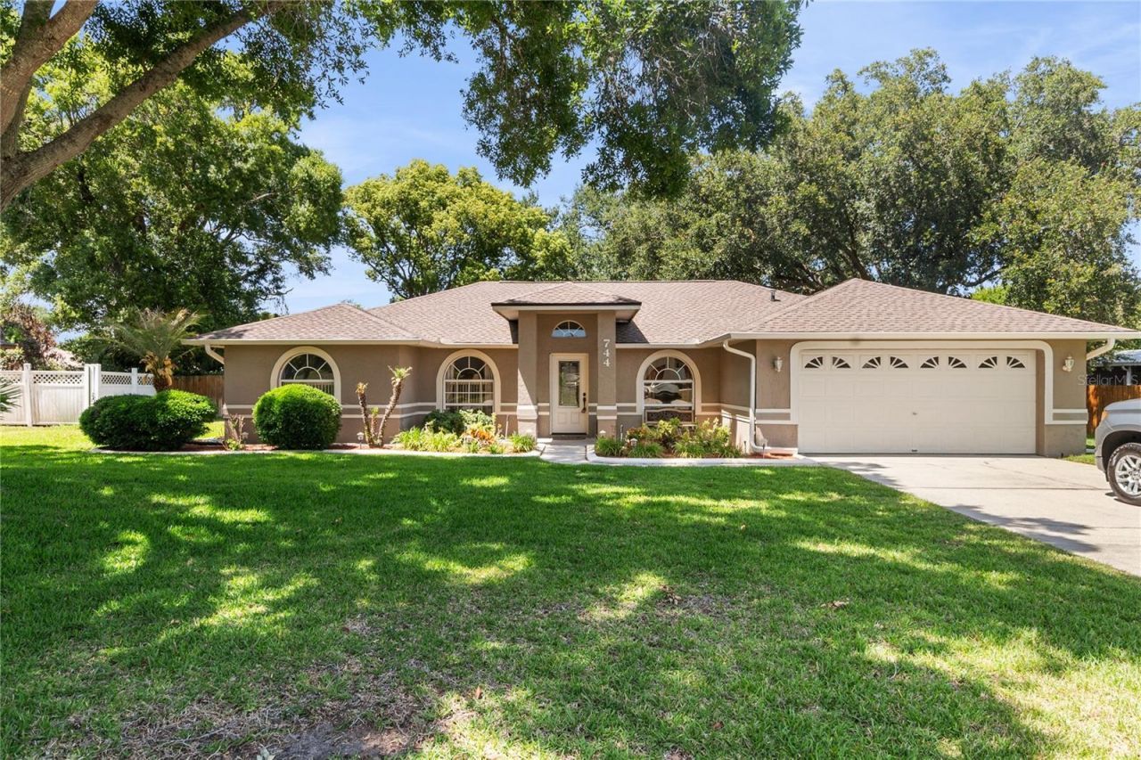744 Cedar Knoll Drive N, Lakeland, FL 33809 Main Photo