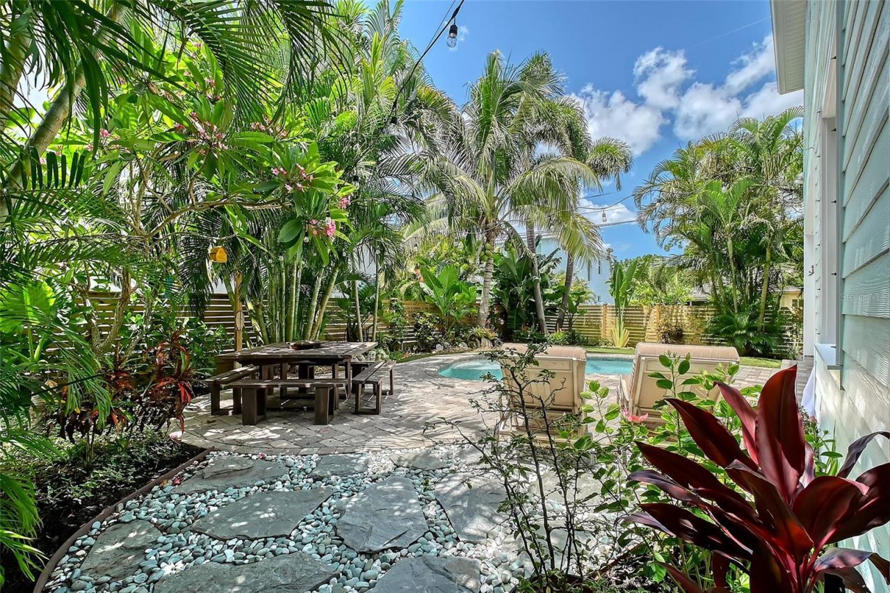 1738 Siesta Drive , Sarasota, FL 34239 Photo
