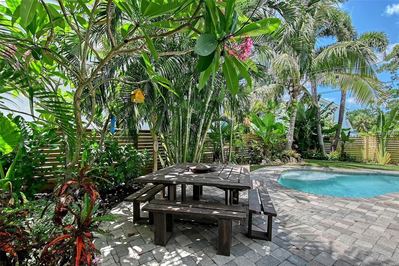 1738 Siesta Drive , Sarasota, FL 34239 Photo