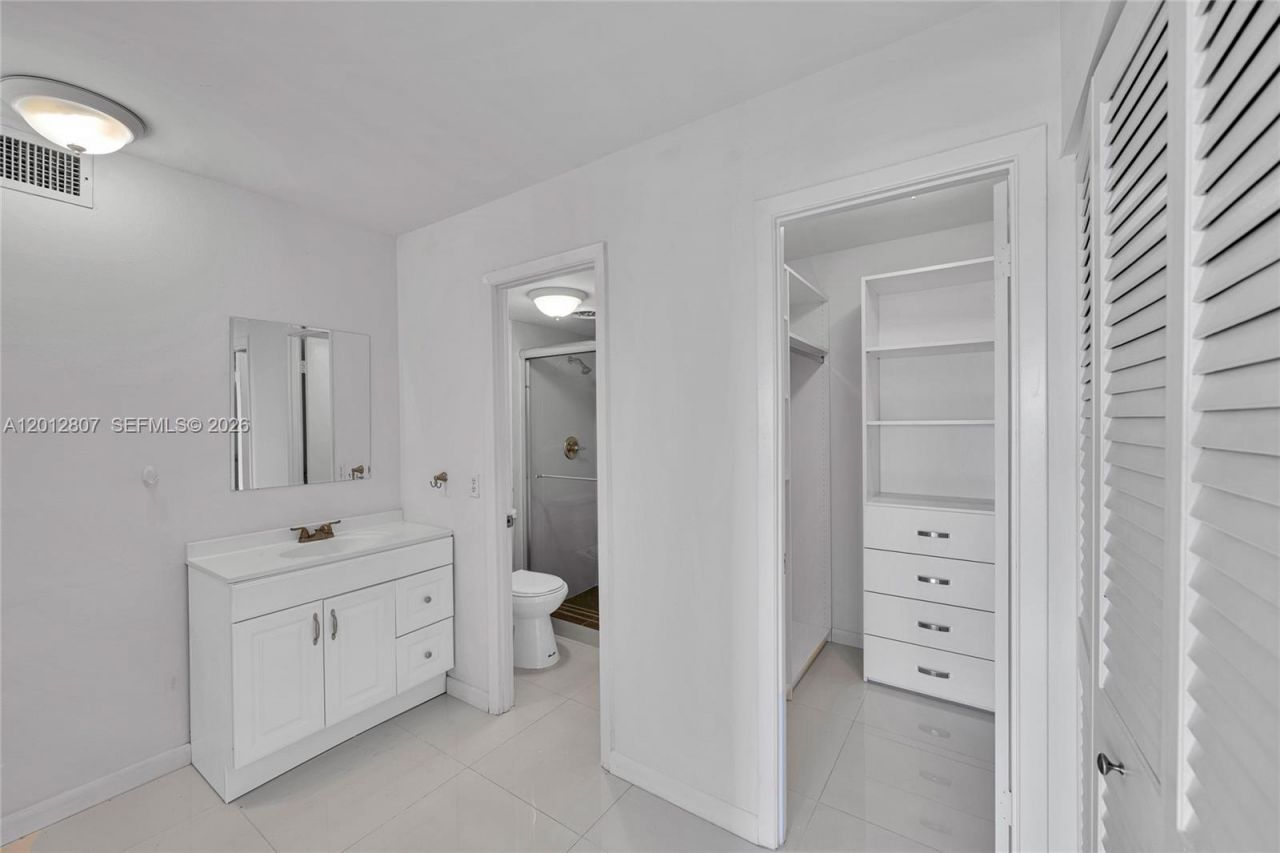 401 Golden Isles Dr, Unit 712, Hallandale Beach, FL 33009 Photo