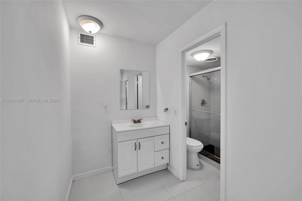 401 Golden Isles Dr, Unit 712, Hallandale Beach, FL 33009 Photo