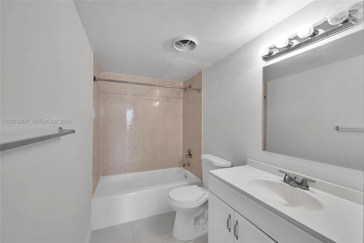 401 Golden Isles Dr, Unit 712, Hallandale Beach, FL 33009 Photo