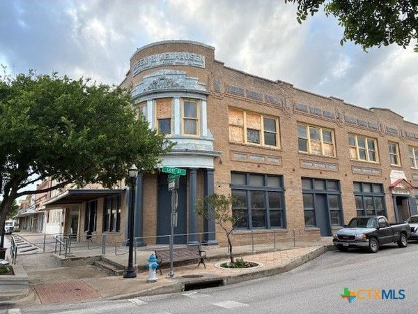 201 W Grand Avenue , Yoakum, TX 77995