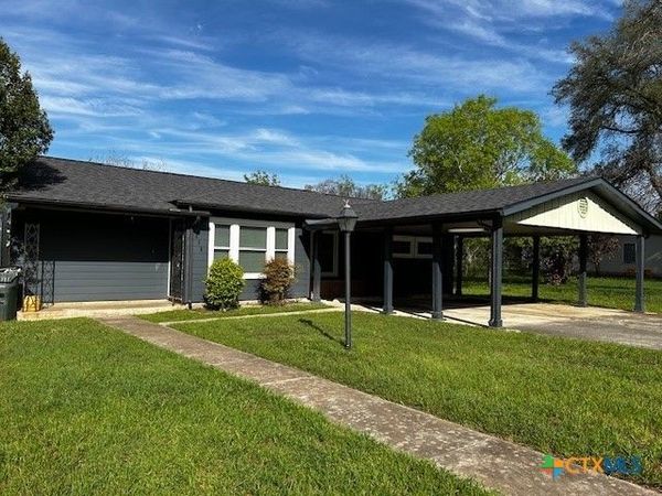 450 Wallace Street , Seguin, TX 78155