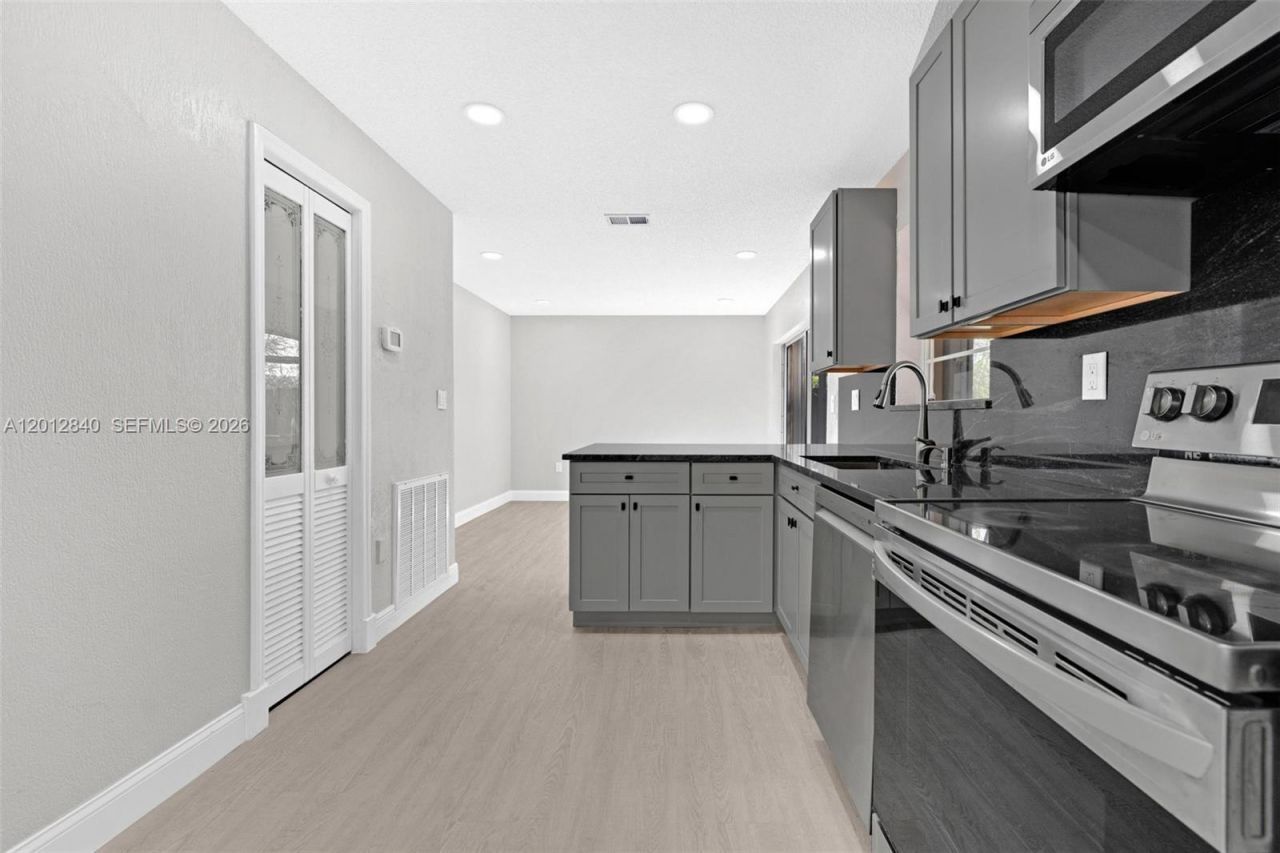 10065 NW 54th Ter , Doral, FL 33178 Photo