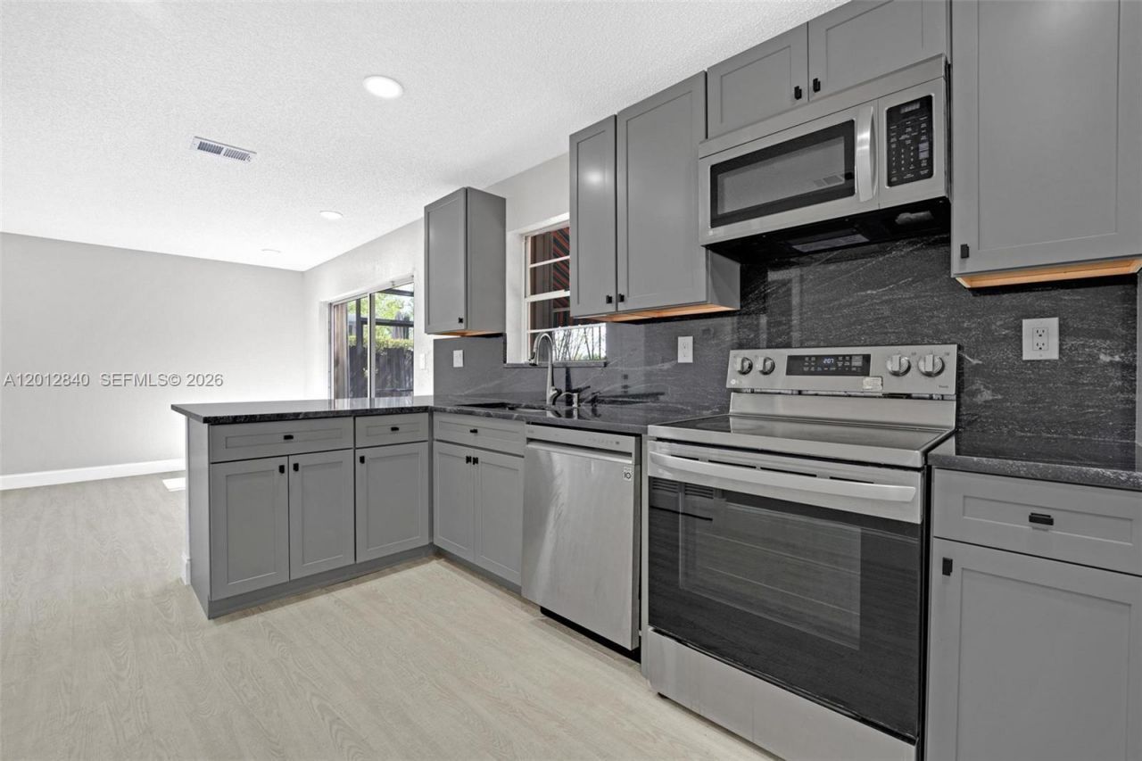 10065 NW 54th Ter , Doral, FL 33178 Photo